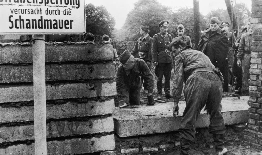 Erstaunliche Schwarz-Weiß-Fotos vom Bau der Berliner Mauer im Jahr 1961