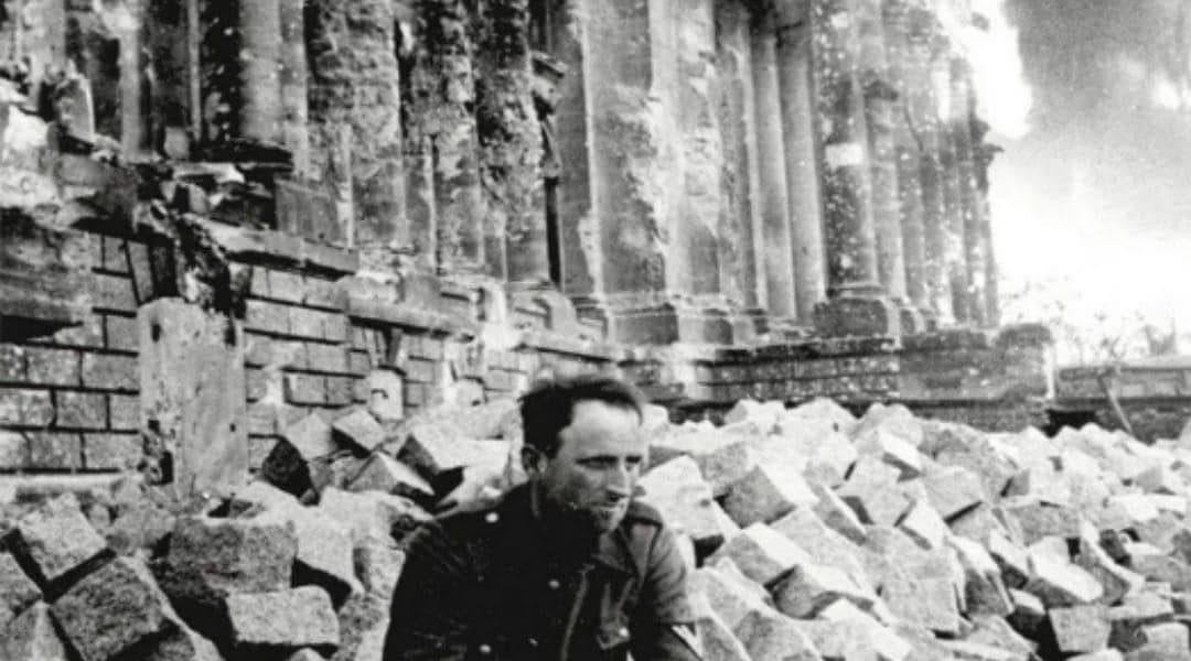 Zerstörtes Reichstagsgebäude nach dem Fall Berlins