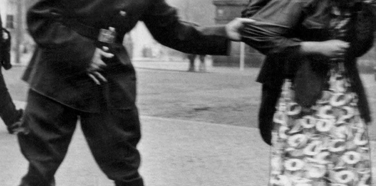 Sowjetische Soldaten belästigen eine deutsche Frau in Leipzig offen sexuell, 1945