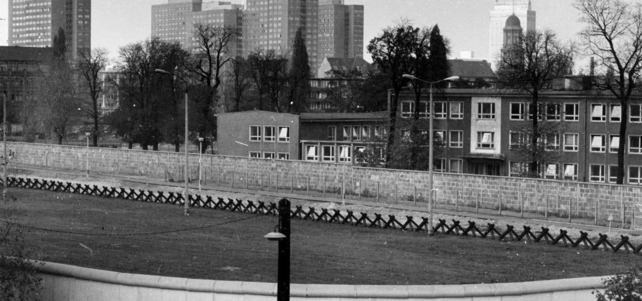 Die Berliner Mauer in den 70ern: Ein seltenes Foto aus Kreuzberg zeigt den Alltag an der Grenze – Geschichte hautnah erleben!