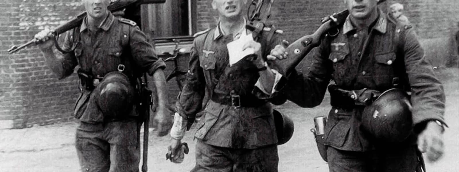 Drei deutsche Soldaten kehren von einer Übung zuruck, 1941