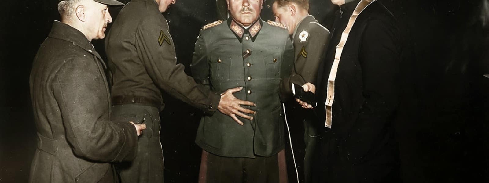 General Anton Dostler der Wehrmacht vor der Vollstreckung eines Urteils im Jahr 1945 in Gewahrsam genommen