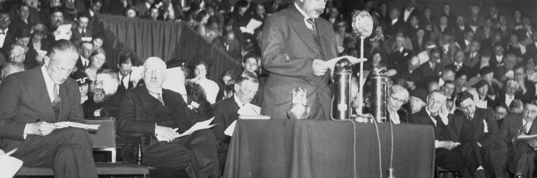 Albert Einstein in der Royal Albert Hall in London, 1933