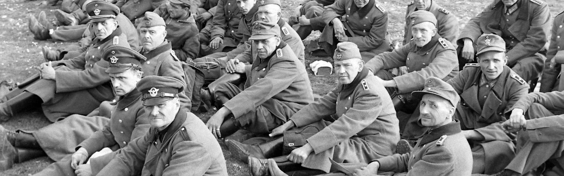 Deutsche Gefangene in einem Sammelgebiet außerhalb von Frankfurt am Main, Deutschland – April 1945