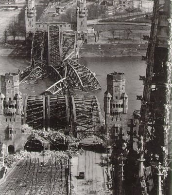 Einige Bilder der Hohenzollernbrucke in Köln, Deutschland – 1945