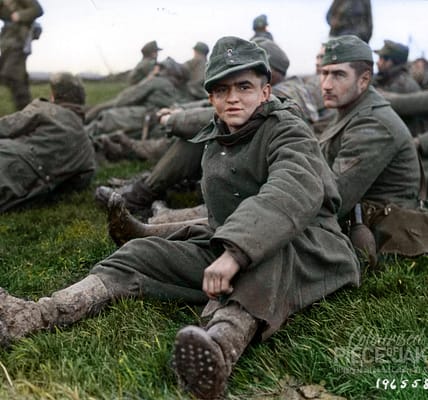 Herzzerreißende Fotos von Kindersoldaten aus dem Ersten und Zweiten Weltkrieg
