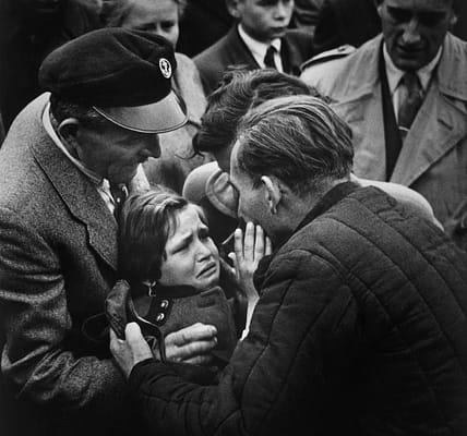 Ein deutsches Kind trifft seinen Vater, einen Soldaten aus dem Zweiten Weltkrieg, zum ersten Mal seit seinem ersten Lebensjahr im Jahr 1956