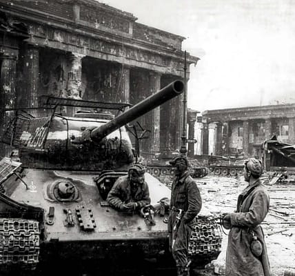 Ein mit Drahtgeflecht zum Schutz ausgestatteter T-34/85-Panzer in der Nähe des Brandenburger Tors in Berlin, Deutschland, 1945