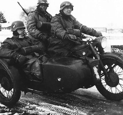Deutsche Soldaten posieren auf Motorrädern.