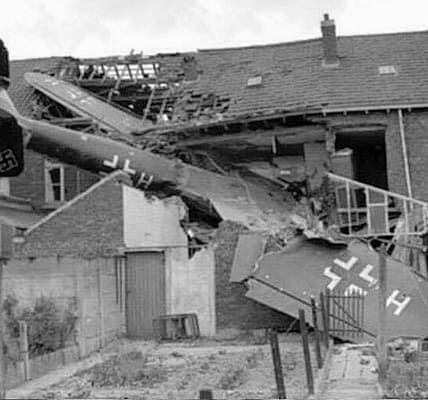 Während der Luftschlacht um England sturzten Flugzeuge der Luftwaffe in ein Haus