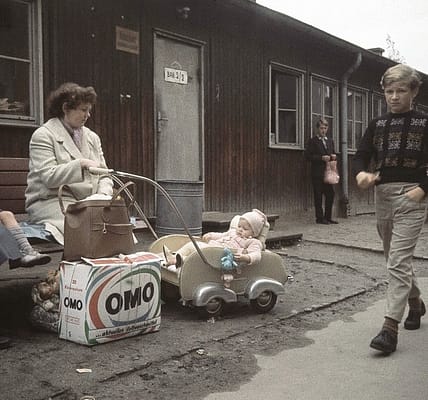 Seltene Farbfotografien dokumentieren den Alltag im Berliner Flüchtlingslager Marienfelde im Jahr 1961
