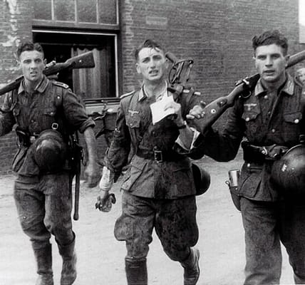 Drei deutsche Soldaten kehren von einer Übung zuruck, 1941