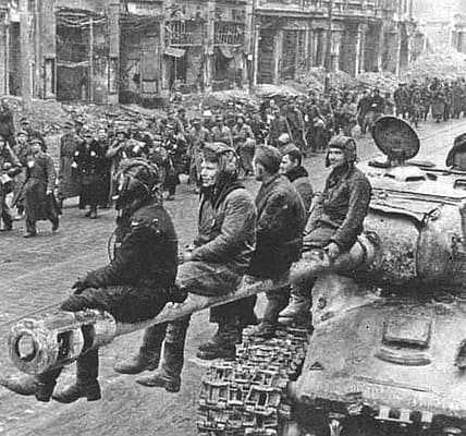 Bergen-Belsen 1945 – Hölle auf Erden nach der Befreiung: Schockierende Bilder, die man nie vergisst.