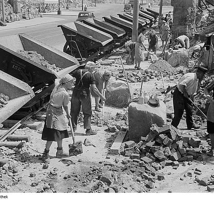 Eindringliche Fotografien dokumentieren die Szene in Hitlers Bunker und den Ruinen Berlins.