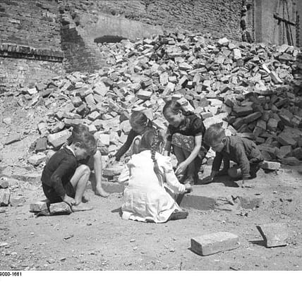 Wenn selbst Trummer zum Spielplatz werden: Die unerschutterliche Kraft der Kinderherzen.
