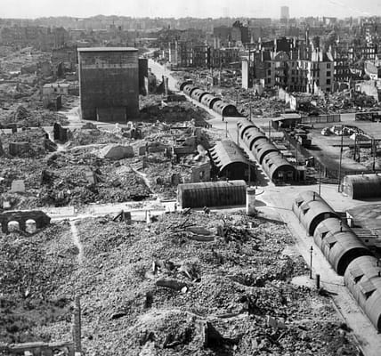 Hamburg 1945 von oben: Eine zerstörte Stadt im Schatten des Kriegsendes.