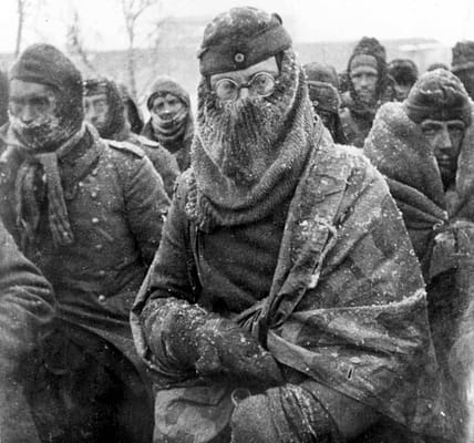 Deutsche Kriegsgefangene im eisigen Winter der Ostfront – Einblick in das harte Schicksal 1943.