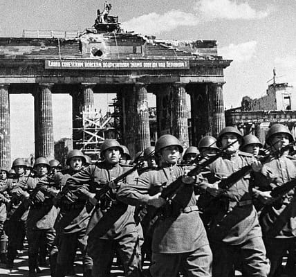 Der Tag, an dem Berlin fiel: Einmarsch der Roten Armee durch das Brandenburger Tor – Mai 1945.