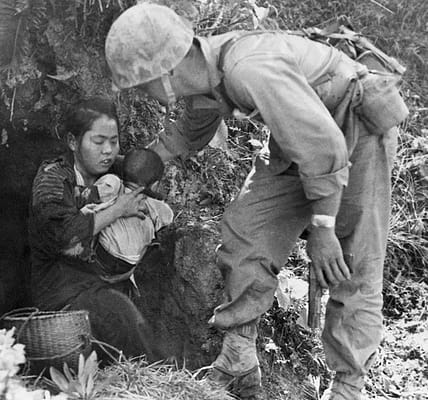 Deutscher Soldat teilt sein Brot mit einem russischen Waisenjungen, 1942