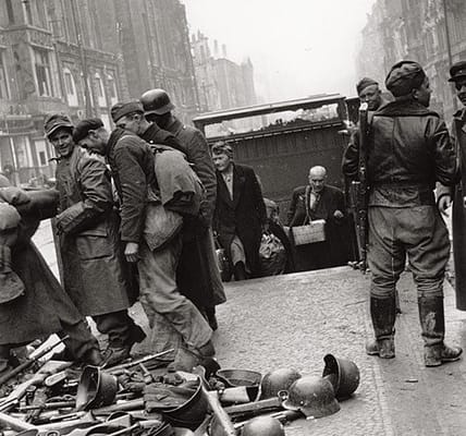 Das Ende in Berlin: Deutsche Soldaten legen die Waffen nieder, Mai 1945
