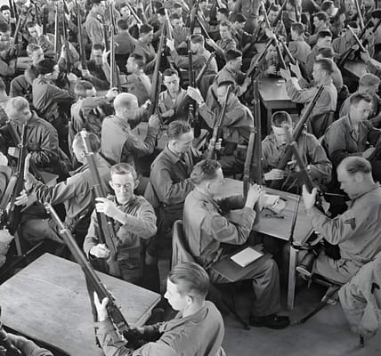 Wartung unter Druck: Deutsche Soldaten beim Zerlegen ihrer Gewehre, 1943.