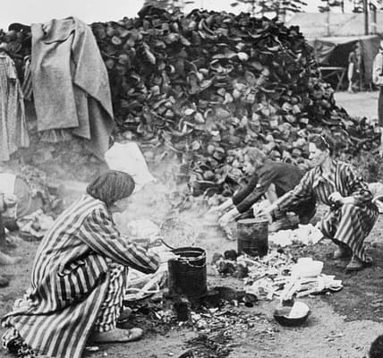 Bergen-Belsen – Erinnerungen in Schuhen: Zeugnisse eines dunklen Kapitels.