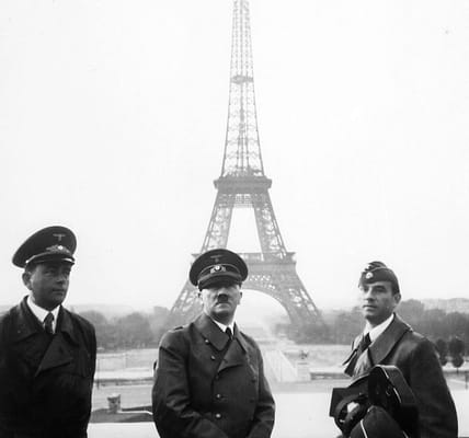Fotografien von Hitlers triumphalem Einzug in Paris, 1940