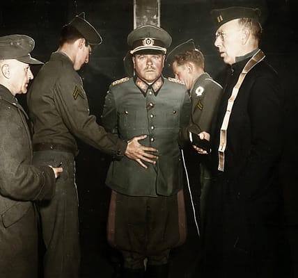 General Anton Dostler der Wehrmacht vor der Vollstreckung eines Urteils im Jahr 1945 in Gewahrsam genommen