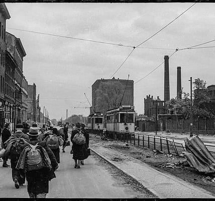 „Ruckkehr ins zerstörte Zuhause: Zivilisten in den Straßen von Berlin 1945.