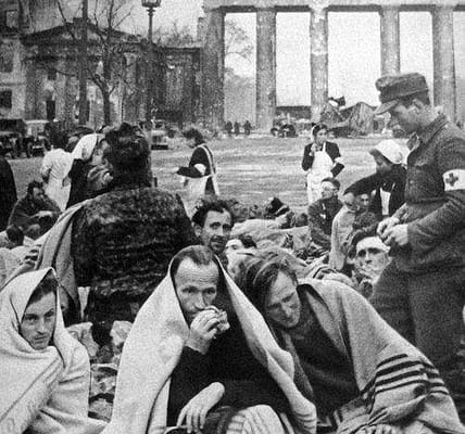 Berlin in Trummern: Zwischen Hoffnung und Verzweiflung – Der Alltag nach dem Zusammenbruch.