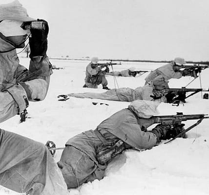 Sturm im Schnee: Deutsche Skijäger mit StG 44 im Einsatz bei Prypjat, Februar 1944.