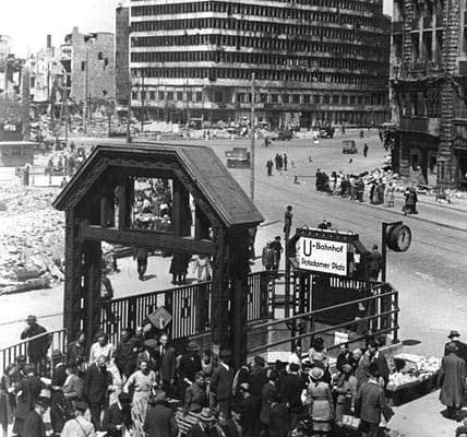 Kurz nach dem Zweiten Weltkrieg dokumentieren 48 erstaunliche Fotos den Berliner Alltag im Jahr 1946.