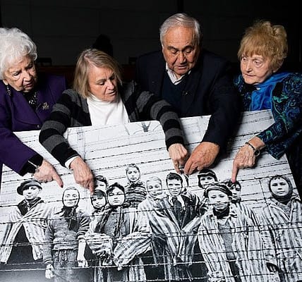 Im Jahr 2015 posierten vier Überlebende mit einem ikonischen Auschwitz-Foto, 70 Jahre nach der Befreiung des beruchtigten Todeslagers