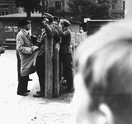 Dänische Widerstandskämpfer uberfallen deutsche Soldaten in Kopenhagen, 1945