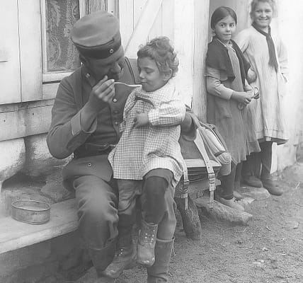 Ein seltener Moment der Menschlichkeit: Ein deutscher Soldat kummert sich um Kinder, Frankreich 1917.