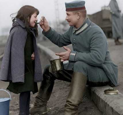 Ein Moment der Menschlichkeit: Deutscher Soldat teilt 1915 sein Essen mit belgischem Kind.