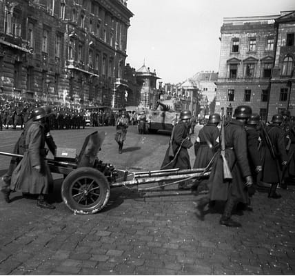 Straßenkampf und letzte Verteidigung: Deutsche Soldaten ziehen Geschutze durch die Straßen Budapests, Oktober 1944