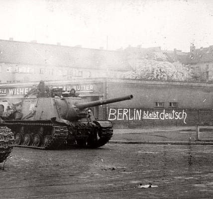 Berlin im Fruhling 1945: Alliierte Panzer in der zerstörten Reichshauptstadt – Das Ende des Zweiten Weltkriegs ruckt näher.