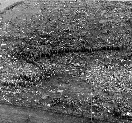 Deutsche Kriegsgefangene im Gefangenenlager Nonant le Pin zusammengepfercht, 1944