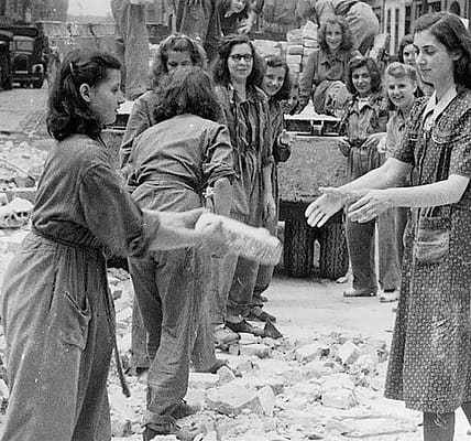 Schwarz-Weiß-Fotos des zerstörten Berlins im Jahr 1945 .