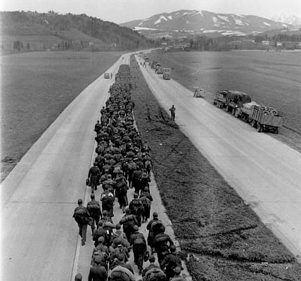 Letzter Marsch: Deutsche Soldaten ziehen in endlosen Kolonnen in die Gefangenschaft, Mai 1945 — Ein stilles Ende eines zerstörerischen Traums.