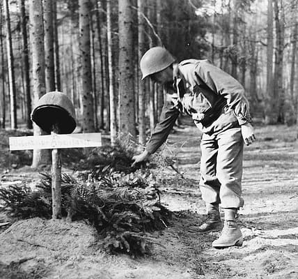 Ein stiller Gruß im Wald: Ein amerikanischer Soldat ehrt einen gefallenen deutschen Gegner