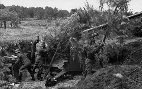 Getarnt im Einsatz bei Villers-Bocage, Frankreich, Juni 1944