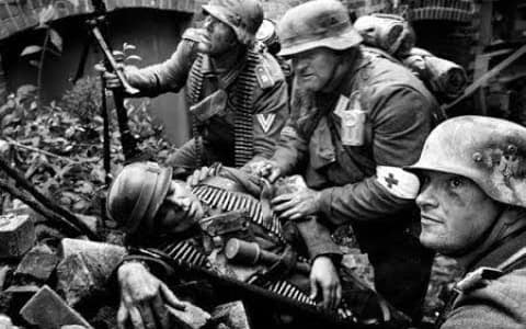 wie die Deutschen aus Nazihelmen Töpfe und Pfannen herstellten .