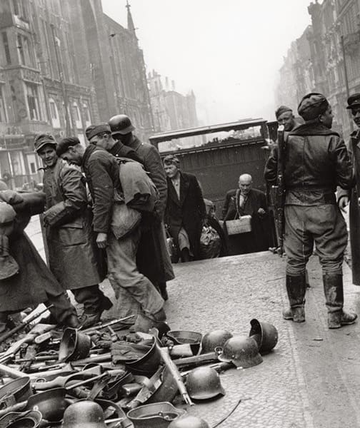 Das Ende in Berlin: Deutsche Soldaten legen die Waffen nieder, Mai 1945