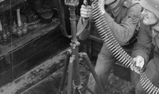 Die Verteidigungsarchitektur des Zweiten Weltkriegs: Ein Blick in einen deutschen Bunker mit Maschinengewehrstellung