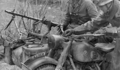 Deutsche Fallschirmjäger mit BMW R75 Motorrad und Beiwagen in Italien, 1943-1944: Ein Blick auf die Kriegsmaschinen der Wehrmacht