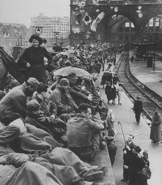 Berlin 1945 – Am Anhalter Bahnhof: Der Moment, in dem Geschichte geschrieben wurde.