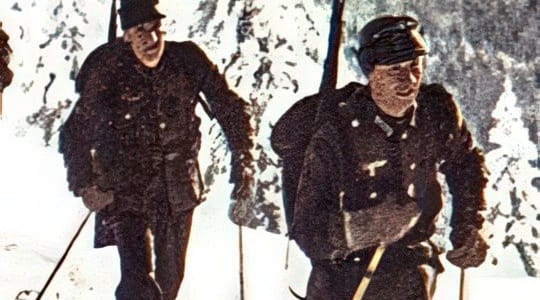 Einblick in die Geschichte: Deutscher Soldat untersucht die 132-mm-Rakete des sowjetischen Katyusha-Raketenwerfers