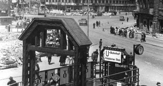 Kurz nach dem Zweiten Weltkrieg dokumentieren 48 erstaunliche Fotos den Berliner Alltag im Jahr 1946.